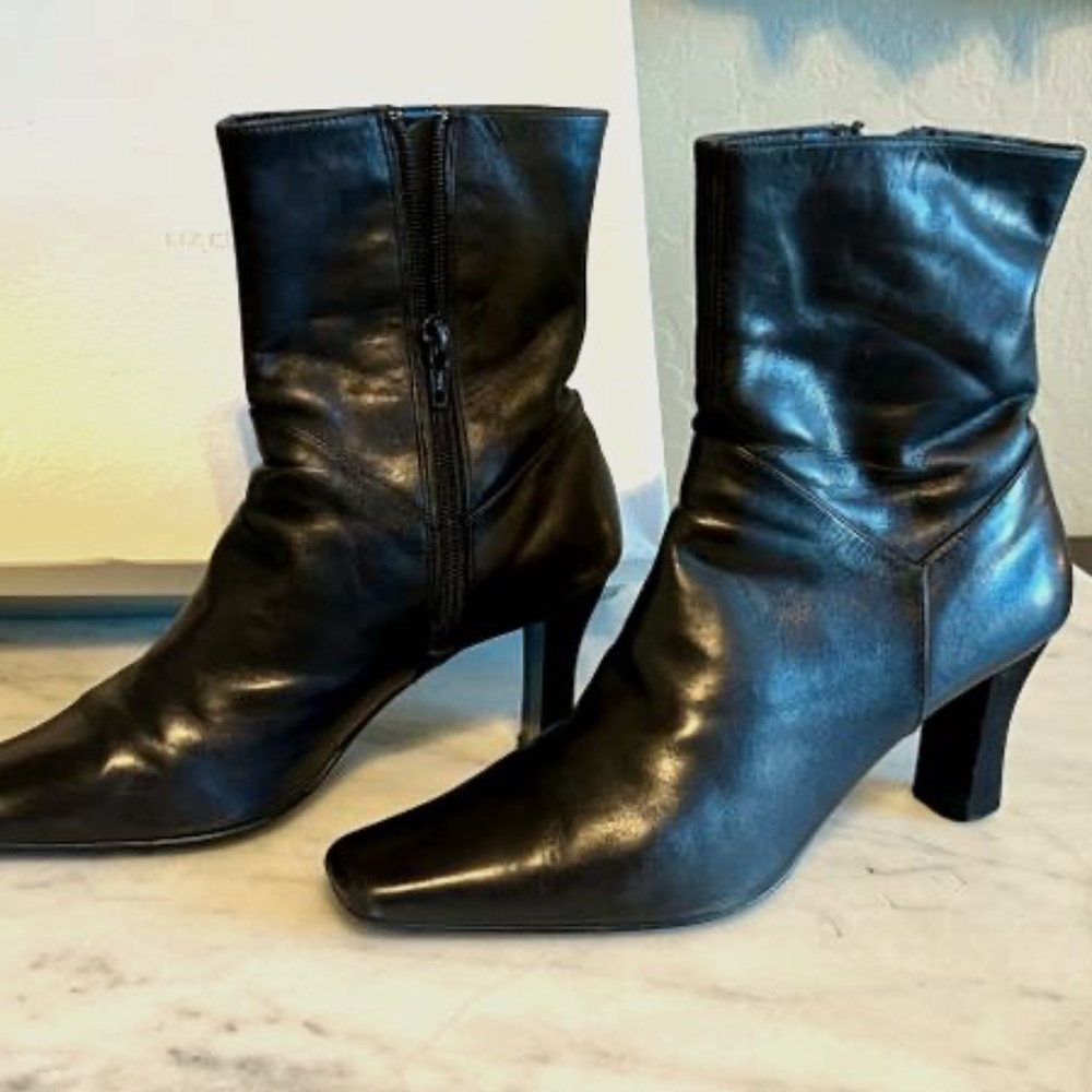 Liz Claiborne Black Slater heeled boots